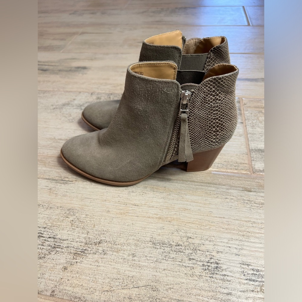 Vionic Anne Heeled Booties Size 9